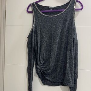 Very nice top with some ringtones in silver